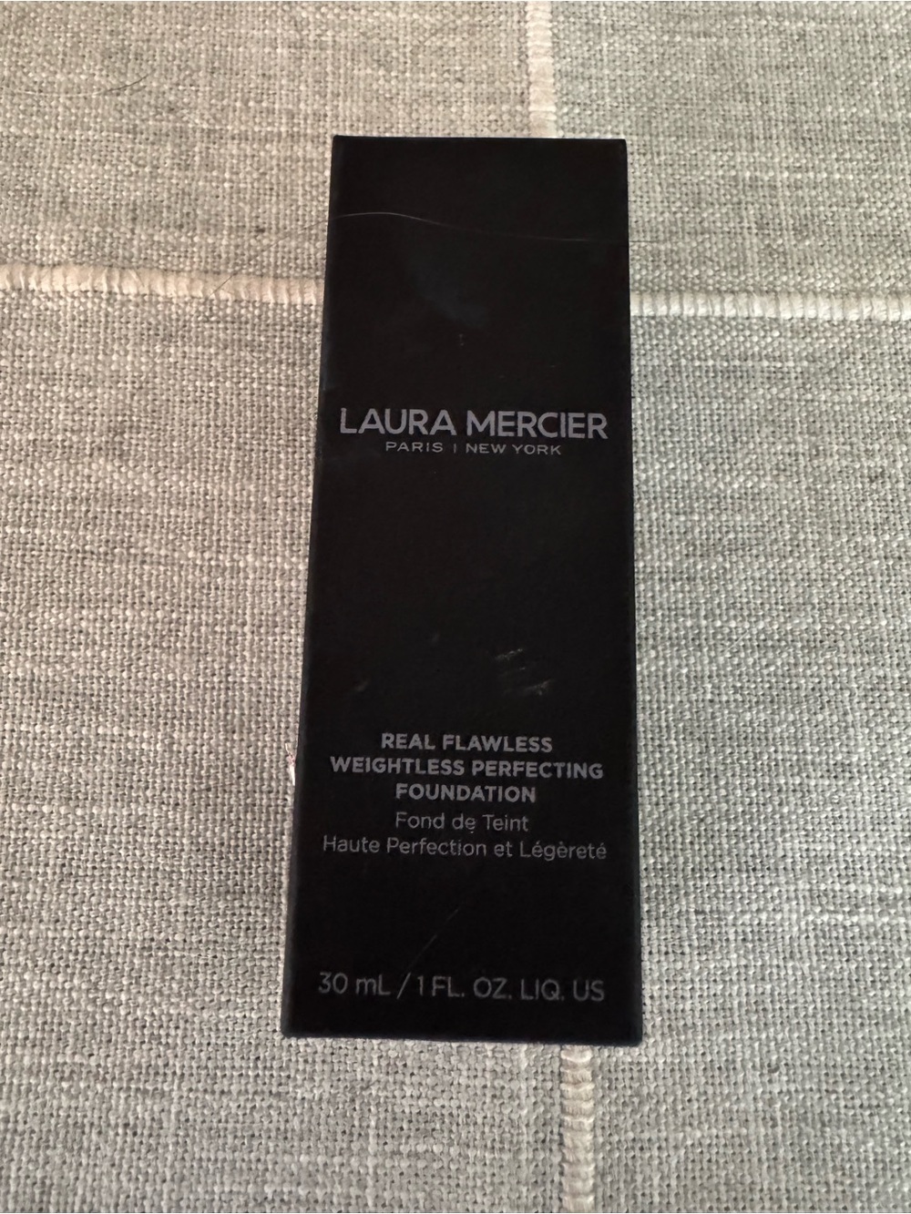 laura mercier Real Flawless Weightless Perfecting Foundation - Black Packaging